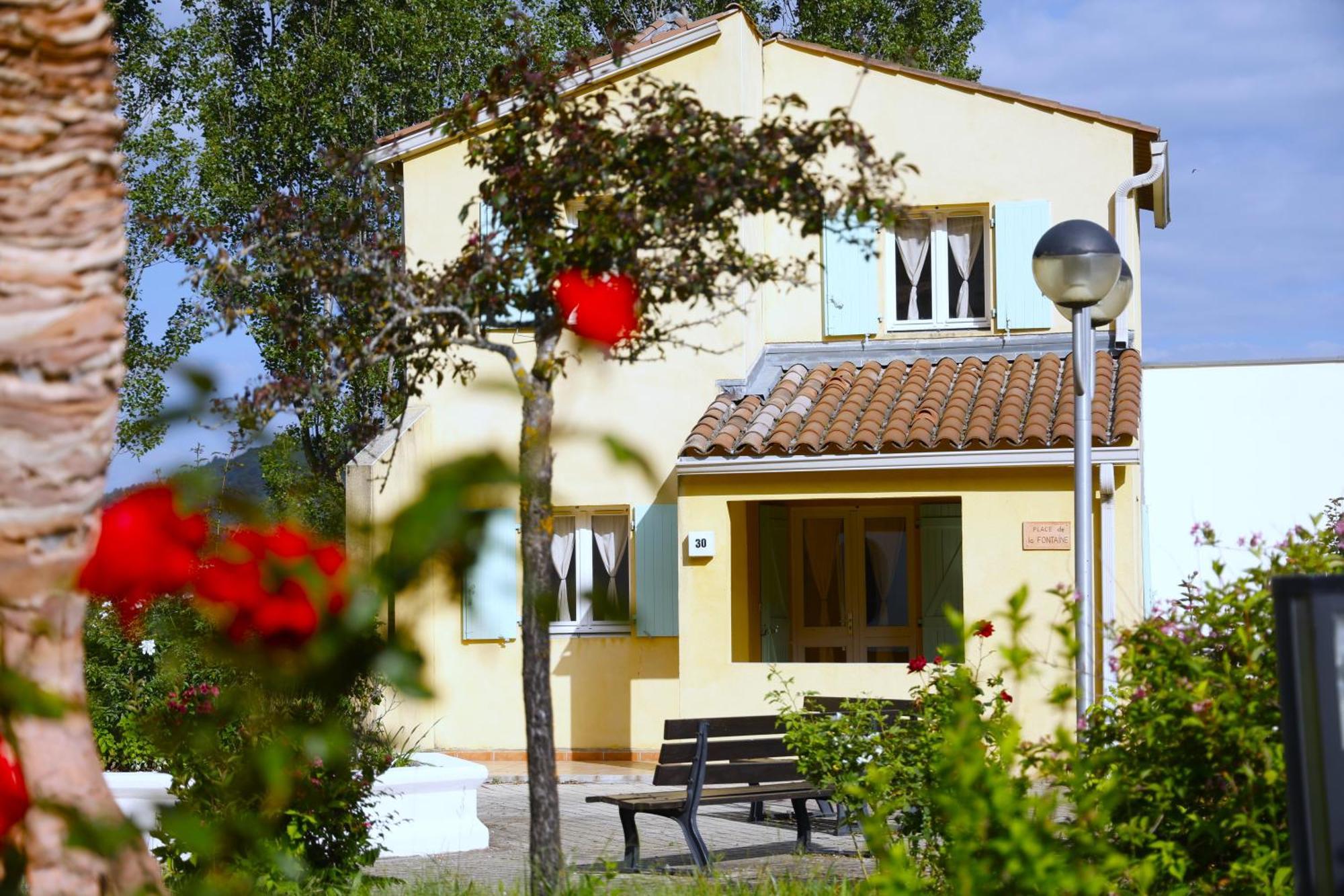 Vacances Leo Lagrange - Le Village Des Lavandes Монбрен-ле-Бен Экстерьер фото